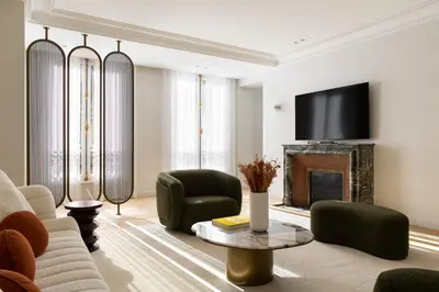 Télévision ou salle de divertissement dans l'établissement HIGHSTAY - Luxury Serviced Apartments - Arc de Triomphe