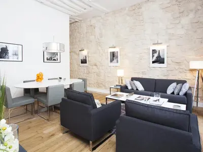 Coin salon dans l'établissement LivinParis - Luxury 2 Bedrooms Le Marais I