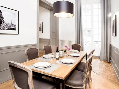Coin salon dans l'établissement LivinParis - Luxury 2 Bedrooms Le Marais I