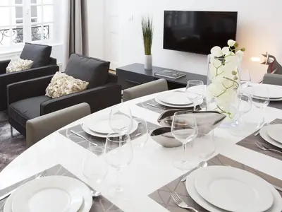 Télévision ou salle de divertissement dans l'établissement LivinParis - Luxury 2 Bedrooms Le Marais I