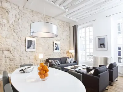 Coin salon dans l'établissement LivinParis - Luxury 2 Bedrooms Le Marais I