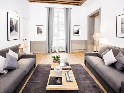 Coin salon dans l'établissement LivinParis - Luxury 2 Bedrooms Le Marais I