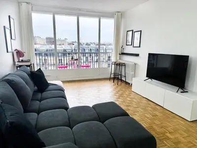Télévision ou salle de divertissement dans l'établissement Best Eiffel Tower View Apartment