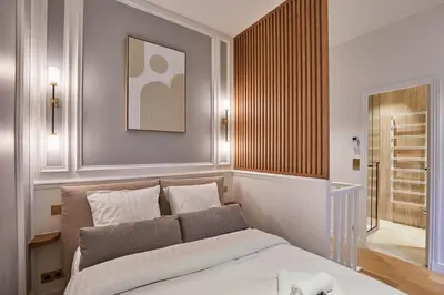 Un ou plusieurs lits dans un hébergement de l'établissement Sublim 1BDR AC Arc de Triomphe Champs Elysees by Studio Prestige
