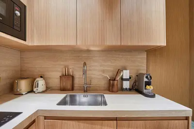 Cuisine ou kitchenette dans l'établissement Sublim 1BDR AC Arc de Triomphe Champs Elysees by Studio Prestige