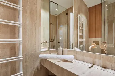 Salle de bains dans l'établissement Sublim 1BDR AC Arc de Triomphe Champs Elysees by Studio Prestige