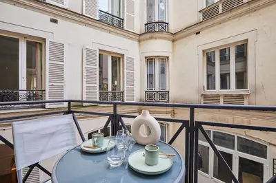 Balcon ou terrasse dans l'établissement Sublim 1BDR AC Arc de Triomphe Champs Elysees by Studio Prestige