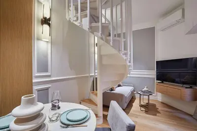 Télévision ou salle de divertissement dans l'établissement Sublim 1BDR AC Arc de Triomphe Champs Elysees by Studio Prestige