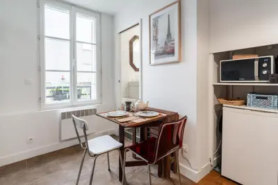 Cuisine ou kitchenette dans l'établissement Le Charme Parisien - 15 min des Champs-Elysées
