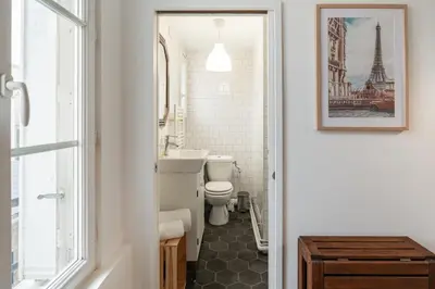 Salle de bains dans l'établissement Le Charme Parisien - 15 min des Champs-Elysées