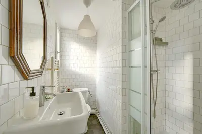 Salle de bains dans l'établissement Le Charme Parisien - 15 min des Champs-Elysées
