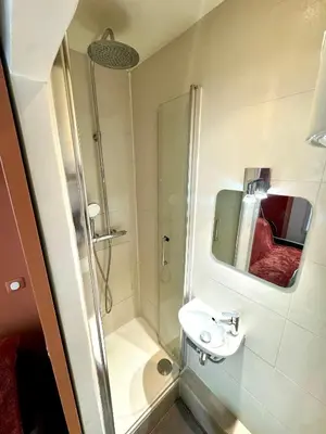 Salle de bains dans l'établissement HSH - Studio lumineux en plein coeur de Paris