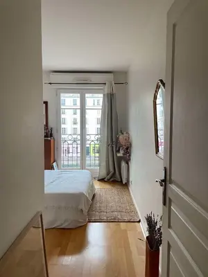 Un ou plusieurs lits dans un hébergement de l'établissement Appartement spacieux et lumineux - Canal Saint Martin