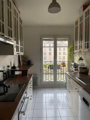 Cuisine ou kitchenette dans l'établissement Appartement spacieux et lumineux - Canal Saint Martin
