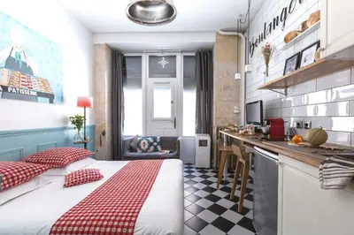 Un ou plusieurs lits dans un hébergement de l'établissement Artisan Lofts Paris close Eiffel Tower