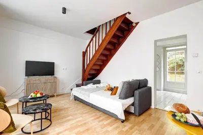 Télévision ou salle de divertissement dans l'établissement Le Bellanger - Duplex tout équipé proche Paris