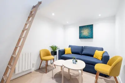 Coin salon dans l'établissement Le Jean Jaurès - Studio cosy au cœur de Boulogne