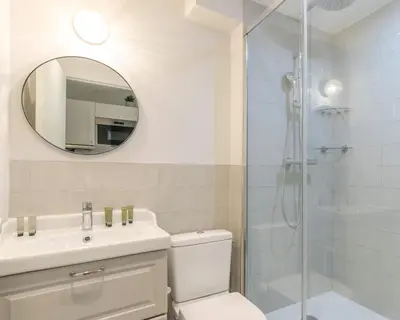 Salle de bains dans l'établissement An Enchanting Parisian hideaway