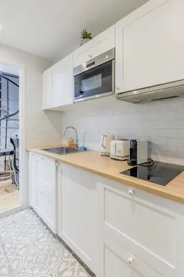 Cuisine ou kitchenette dans l'établissement An Enchanting Parisian hideaway