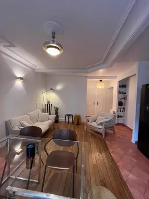 Coin salon dans l'établissement Nid amour Montmartre