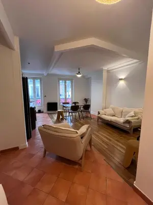 Coin salon dans l'établissement Nid amour Montmartre