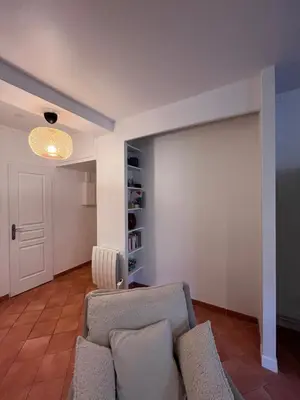 Coin salon dans l'établissement Nid amour Montmartre