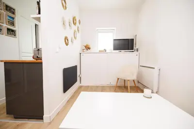 Télévision ou salle de divertissement dans l'établissement Charmant studio près de Montmartre