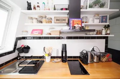 Cuisine ou kitchenette dans l'établissement Charmant studio près de Montmartre