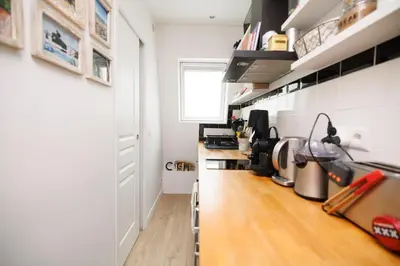 Cuisine ou kitchenette dans l'établissement Charmant studio près de Montmartre