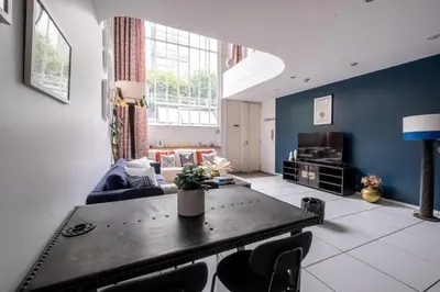 Télévision ou salle de divertissement dans l'établissement Loft d Exception au Pied des Champs-Élysées