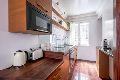 Cuisine ou kitchenette dans l'établissement Loft d Exception au Pied des Champs-Élysées