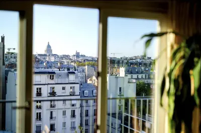 Vue générale sur Paris ou vue de la ville depuis l'appartement