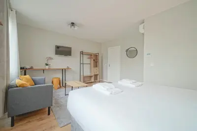 Un ou plusieurs lits dans un hébergement de l'établissement Hotel Trianon Saint Ouen