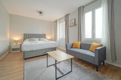 Un ou plusieurs lits dans un hébergement de l'établissement Hotel Trianon Saint Ouen