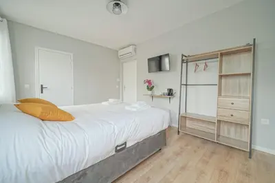 Un ou plusieurs lits dans un hébergement de l'établissement Hotel Trianon Saint Ouen