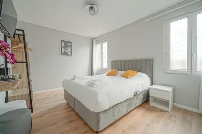 Un ou plusieurs lits dans un hébergement de l'établissement Hotel Trianon Saint Ouen