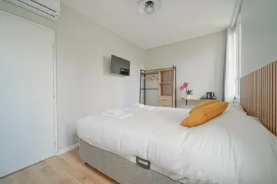 Un ou plusieurs lits dans un hébergement de l'établissement Hotel Trianon Saint Ouen