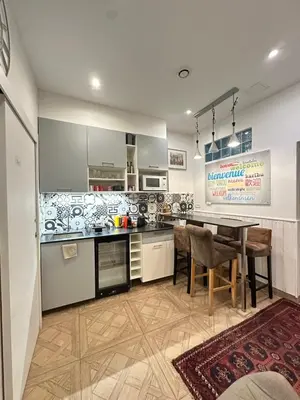 Cuisine ou kitchenette dans l'établissement Charles V Marais Apartment