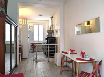Cuisine ou kitchenette dans l'établissement Duplex and private patio at Eiffel Tower