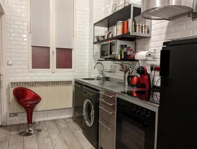 Cuisine ou kitchenette dans l'établissement Duplex and private patio at Eiffel Tower