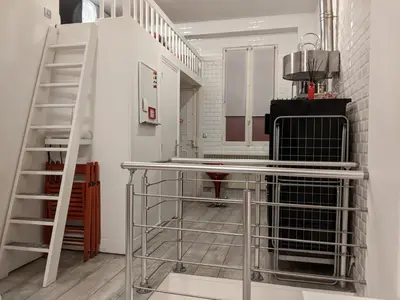 Cuisine ou kitchenette dans l'établissement Duplex and private patio at Eiffel Tower