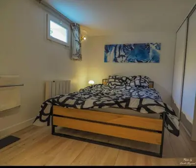 Un ou plusieurs lits dans un hébergement de l'établissement Magnifique appartement, avec climatisation et parking payants
