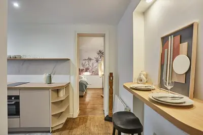 Cuisine ou kitchenette dans l'établissement Apartment Eiffel Tower Trocadero by Studio Prestige