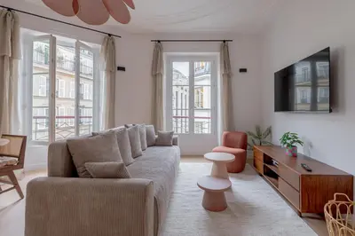 Télévision ou salle de divertissement dans l'établissement Amazing flat - center of paris