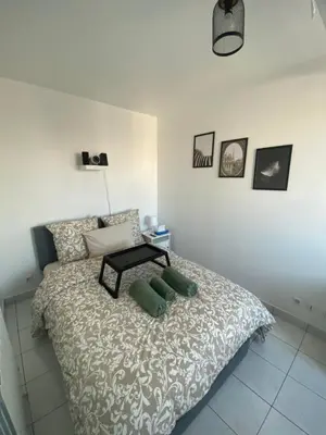 Un ou plusieurs lits dans un hébergement de l'établissement Appartement 2 pièces avec Projecteur à 100m du métro