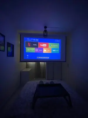 Télévision ou salle de divertissement dans l'établissement Appartement 2 pièces avec Projecteur à 100m du métro