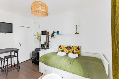 Télévision ou salle de divertissement dans l'établissement Studio refait à neuf 2 pers Bastille - Oberkampf