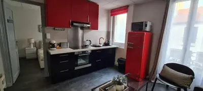 Cuisine ou kitchenette dans l'établissement L'Urban Clignancourt - Bel appartement tout équipé aux Portes de Paris