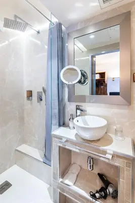 Salle de bains dans l'établissement hotel Louvre Sainte Anne