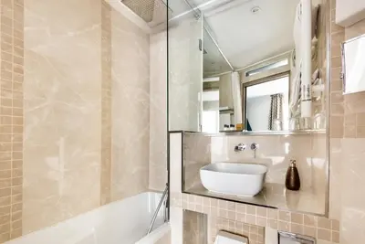 Salle de bains dans l'établissement hotel Louvre Sainte Anne